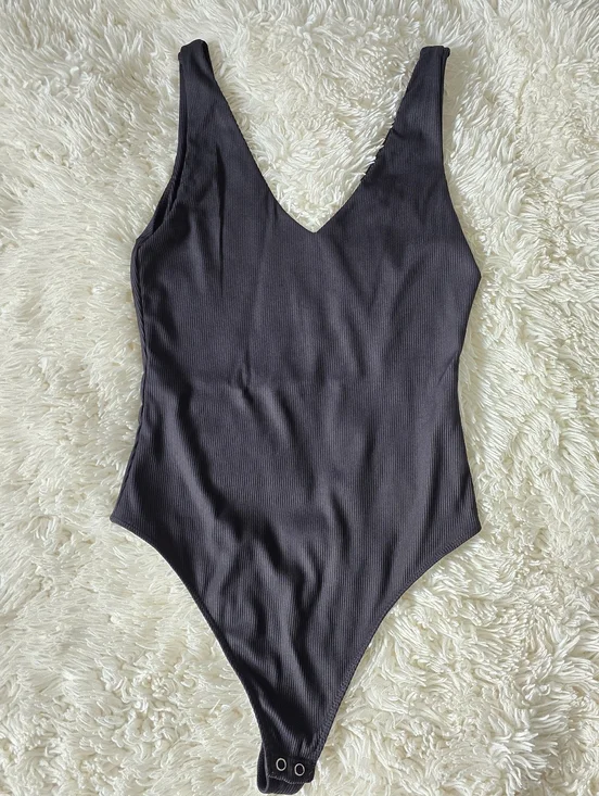 V-Neck Ribbed Black Tank Top - Picture 2 of 7